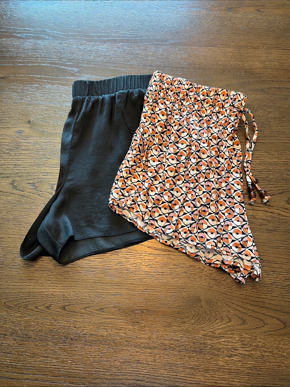 Socialite High-Waist Black & Orange Geo Drawstring Shorts Set.
Size M